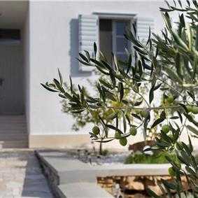 3 Bedroom Villa with Pool, Terrace and Sea Views near Vinisce, Sleeps 7